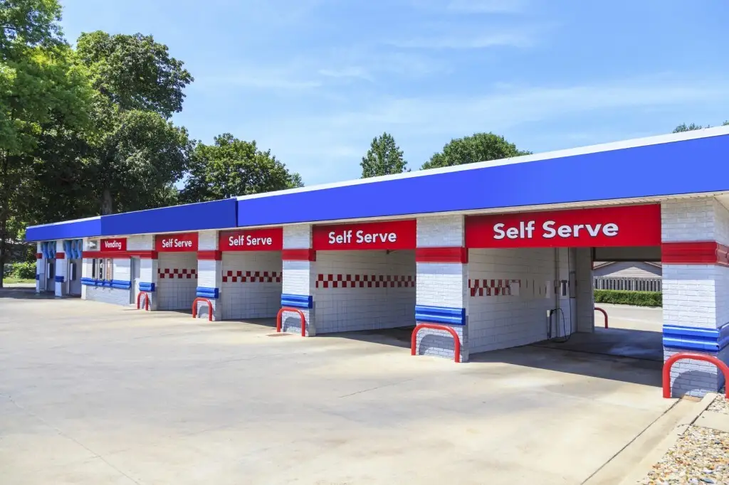 Текст: Система за самообслужване за автомивки от Self-Service.bg. Изобразена е автомивка на самообслужване.